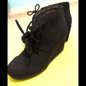 NWOT GORGEOUS BLACK HEELED BOOTIES Size 5.5
